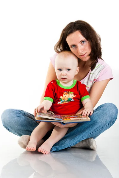 Mamma Läser Hennes Barn Isolerade Vit — Stockfoto