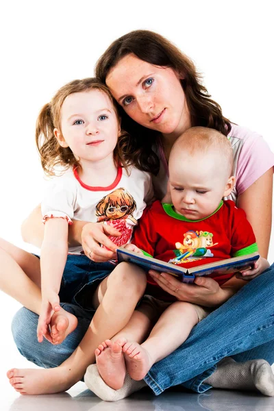 Mutter Liest Ihren Kindern Isoliert Auf Weiß Vor — Stockfoto