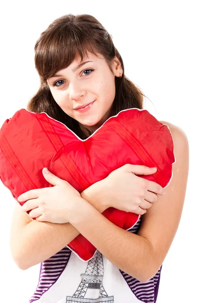 Gyönyörű lány, szív alakú piros párna — Stock Fotó