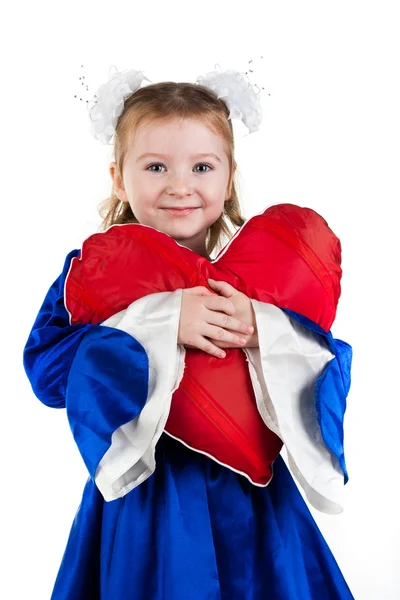 Mooi meisje met hart gevormde rode kussen — Stockfoto