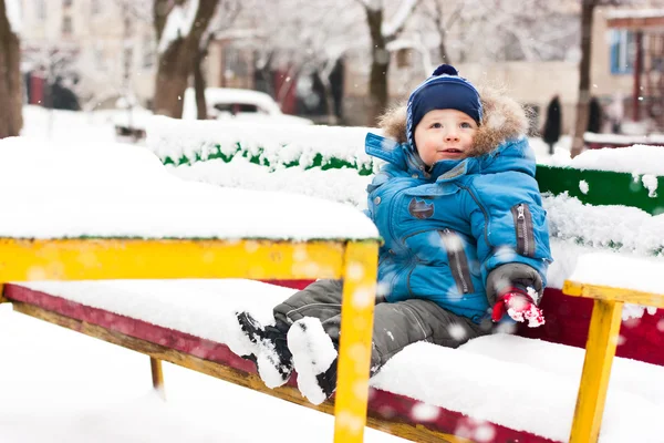 Rapaz Bonito Sentado Banco Livre Neve Inverno — Fotografia de Stock