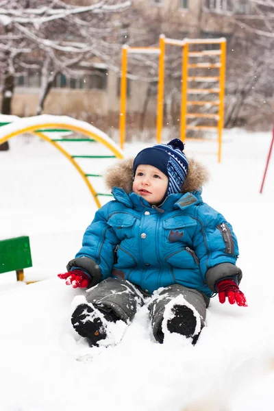 Karda açık oturma sevimli çocuk — Stok fotoğraf