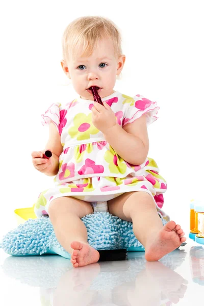 Mooie babymeisje met lippenstift — Stockfoto