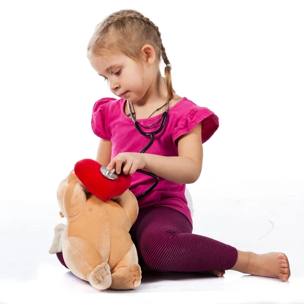 Schönes Mädchen Spielt Arzt Mit Einer Puppe Isoliert Auf Weiß — Stockfoto