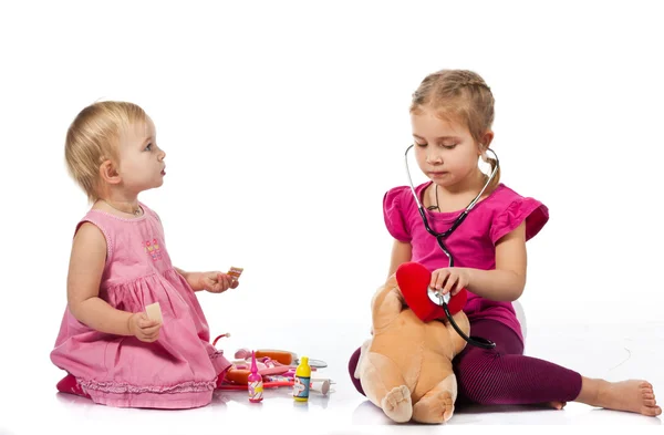 Kinder Spielen Arzt Mit Einer Puppe Isoliert Auf Weiß — Stockfoto