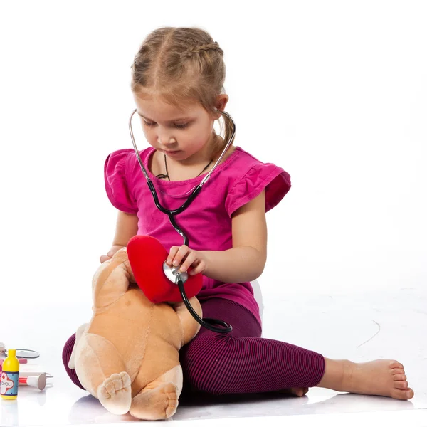 Menina Bonita Jogando Médico Com Uma Boneca Isolada Branco — Fotografia de Stock