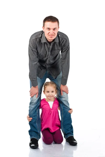 Egy fiatal apa és lánya játszik — Stock Fotó