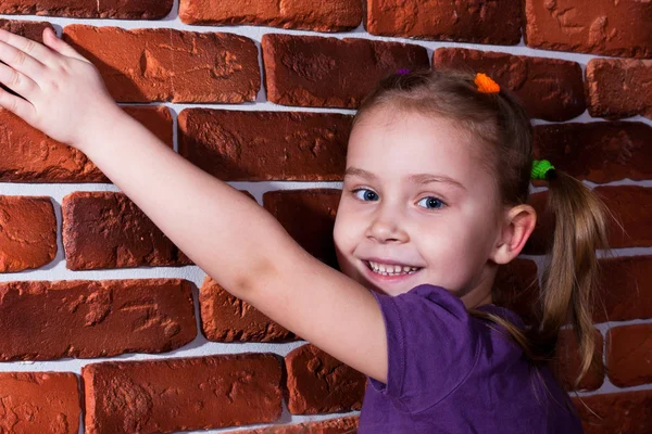 Mooi meisje leunend tegen de muur pauze — Stockfoto
