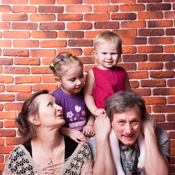 Boldog nyugdíjas pár unokái — Stock Fotó