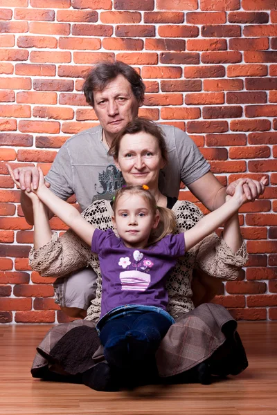 幸せな高齢者夫婦と孫 — ストック写真