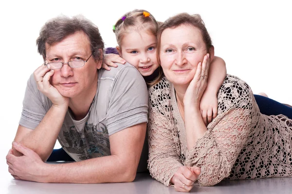 Glückliches Seniorenpaar mit Enkelkind — Stockfoto