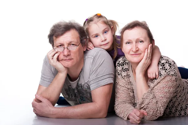 Glückliches Seniorenpaar mit Enkelkind — Stockfoto