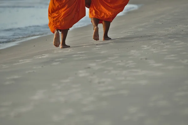 Монах на пляже — стоковое фото