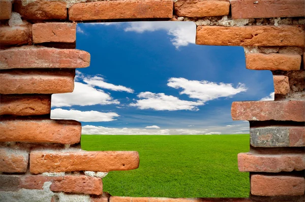 Old brick wall in front of the blue sky — Stock Photo, Image