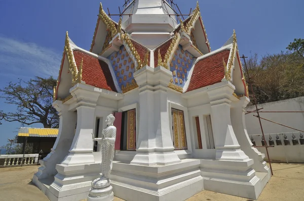 Templo tailandés en la colina —  Fotos de Stock