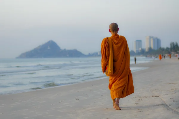 Монах на пляже Хуа Хин, Таиланд — стоковое фото