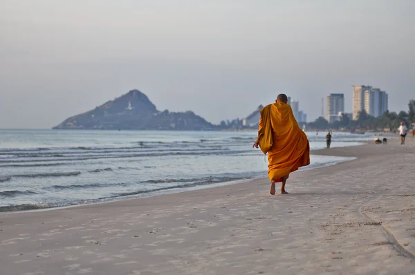 关于华欣海滩，泰国和尚 — 图库照片