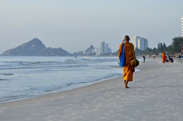 Monnik op hua hin strand, thailand — Stockfoto