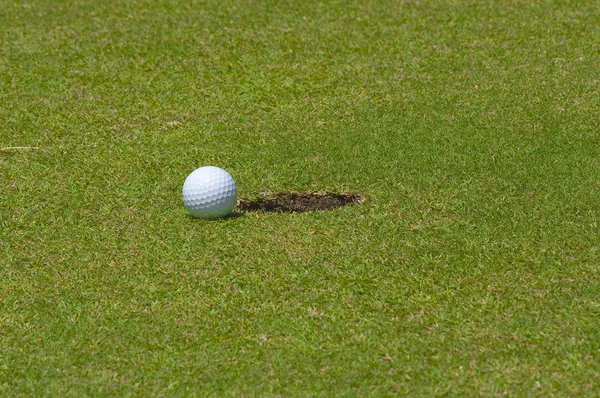 在绿色的原野上的高尔夫球场球 — 图库照片
