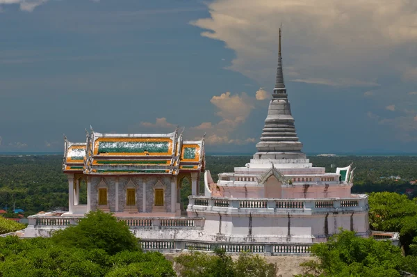 Thaitempel auf dem Hügel — Stockfoto