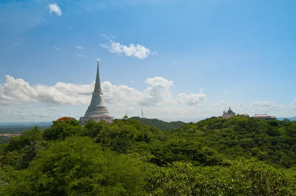 Templo tailandés en la colina — Foto de Stock
