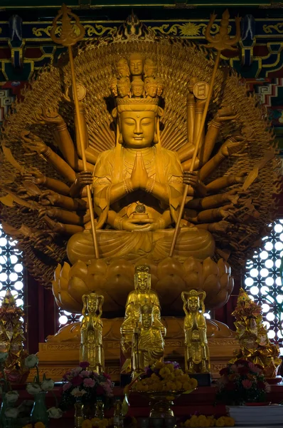Armeliaisuuden jumalatar Kammalawat Dragon temppelissä, Thaimaassa — kuvapankkivalokuva
