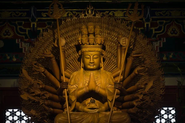 Göttin der Barmherzigkeit im Kammalawat-Drachentempel in Thailand — Stockfoto