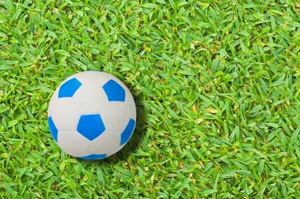 Piłka nożna na białym tle na trawa tło — Zdjęcie stockowe