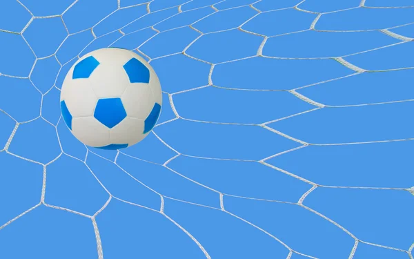 Λάκτισμα στόχος ποδόσφαιρο κάτω από τον γαλάζιο ουρανό — Φωτογραφία Αρχείου