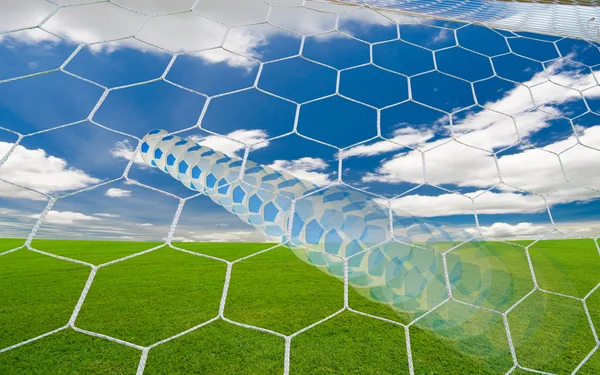 Fotboll under blå himmel — Stockfoto