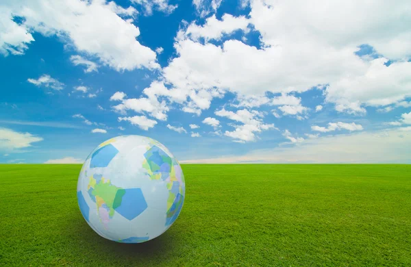 Piłka nożna w błękitne niebo — Zdjęcie stockowe