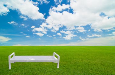 mavi gökyüzünün altında beyaz sandalye