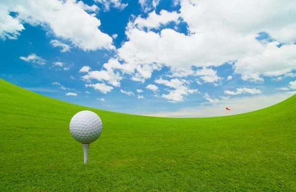 高尔夫球场在蓝蓝的天空下 — 图库照片