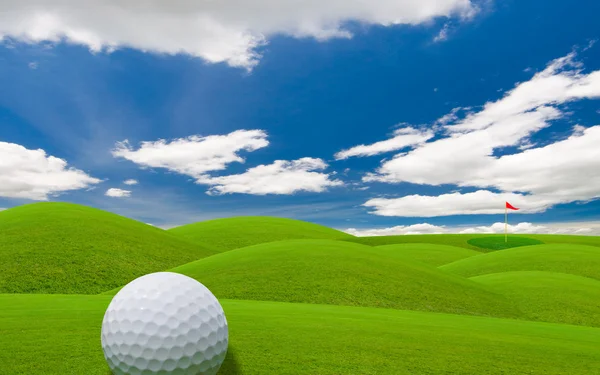 高尔夫球场在蓝蓝的天空下 — 图库照片