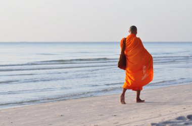 Monk, Tayland hua hin plajda yürüyor