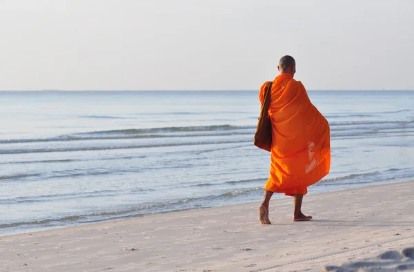 Monk Walking Hua Hin Beach Thailand — стоковое фото