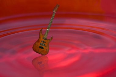 kırmızı su gitar