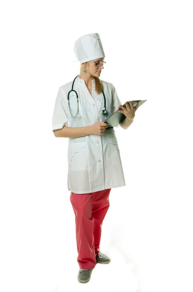 Νεαρή γυναίκα γιατρό κρατώντας ένα πρόχειρο - απομονωθεί σε λευκό — Φωτογραφία Αρχείου