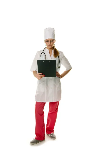 Молодая женщина-врач держит планшет - изолирован на белом — стоковое фото