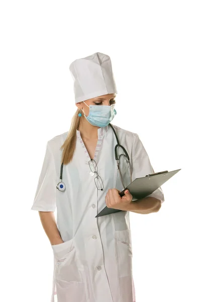 Médica jovem segurando uma área de transferência - isolada em branco — Fotografia de Stock