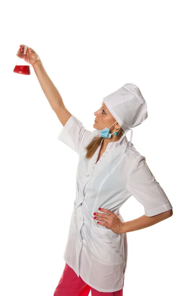 Jonge vrouwelijke arts houden een klembord - geïsoleerd op wit — Stockfoto