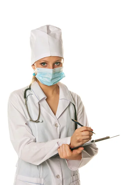 白で隔離され、クリップボードを保持している若い女性医師 ストック画像