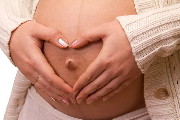 Hamile kadın elinde kalp şeklinde — Stok fotoğraf