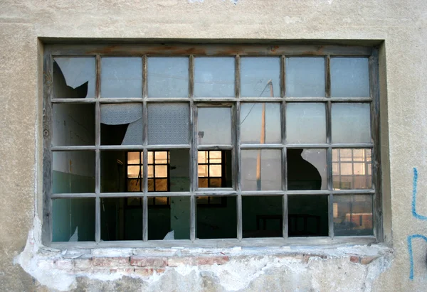 Janela Partida Edifício Industrial Abandonado — Fotografia de Stock