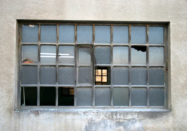Σπασμένο Παράθυρο Στο Εγκαταλελειμμένο Βιομηχανικό Κτίριο — Φωτογραφία Αρχείου