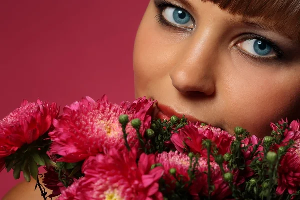 Porträt eines schönen Mädchens mit Blumen — Stockfoto