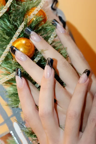 美しい爪とクリスマス ツリー — ストック写真