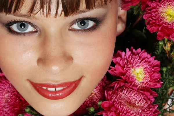 Retrato de hermosa chica con flores — Foto de Stock