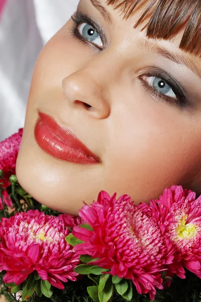 Πορτρέτο του όμορφου κοριτσιού με λουλούδια — Φωτογραφία Αρχείου