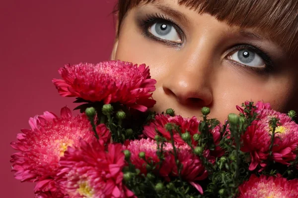 Retrato de menina bonita com flores — Fotografia de Stock